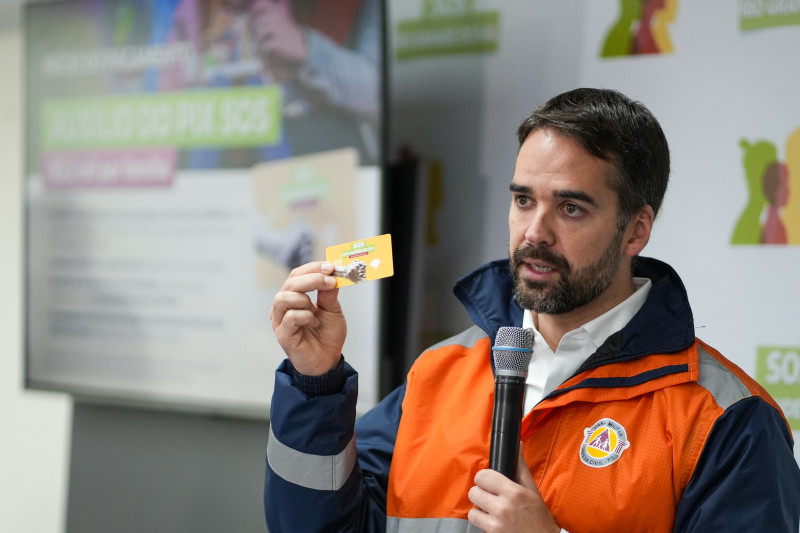 Por meio dos recursos do pix SOS Rio Grande do Sul, serão concedidos R$ 2 mil às famílias afetadas em vulnerabilidade social - Foto: Maurício Tonetto/Secom