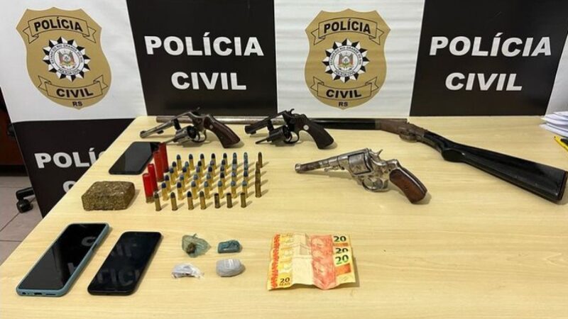 POLÍCIA CIVIL PRENDE QUATRO PESSOAS POR TRÁFICO DE DROGAS E POSSE ILEGAL DE ARMAS DE FOGO EM ARROIO DO SAL