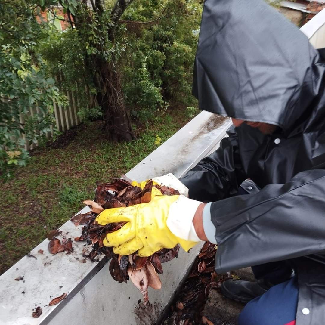 Prefeitura de Tramandaí efetua desobstrução das calhas das unidades de saúde do município