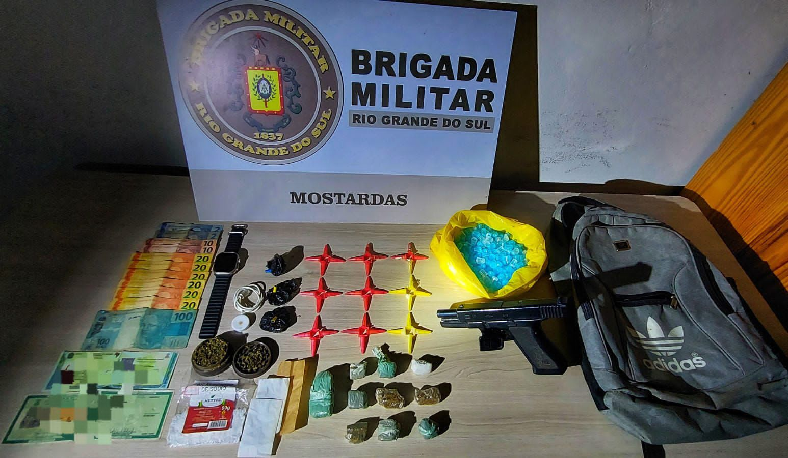 BM prende homem foragido, apreende drogas, simulacro e motocicleta clonada em Mostardas