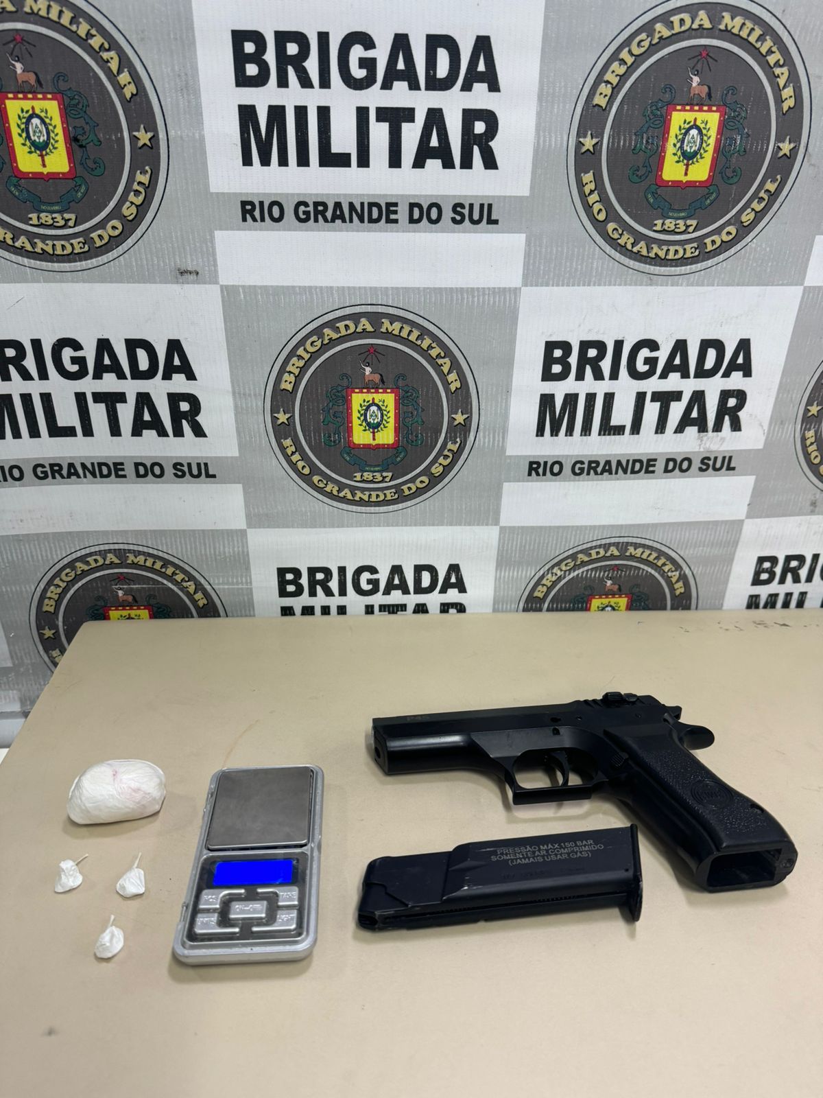 BM prende homem e apreende drogas e simulacro em Imbé