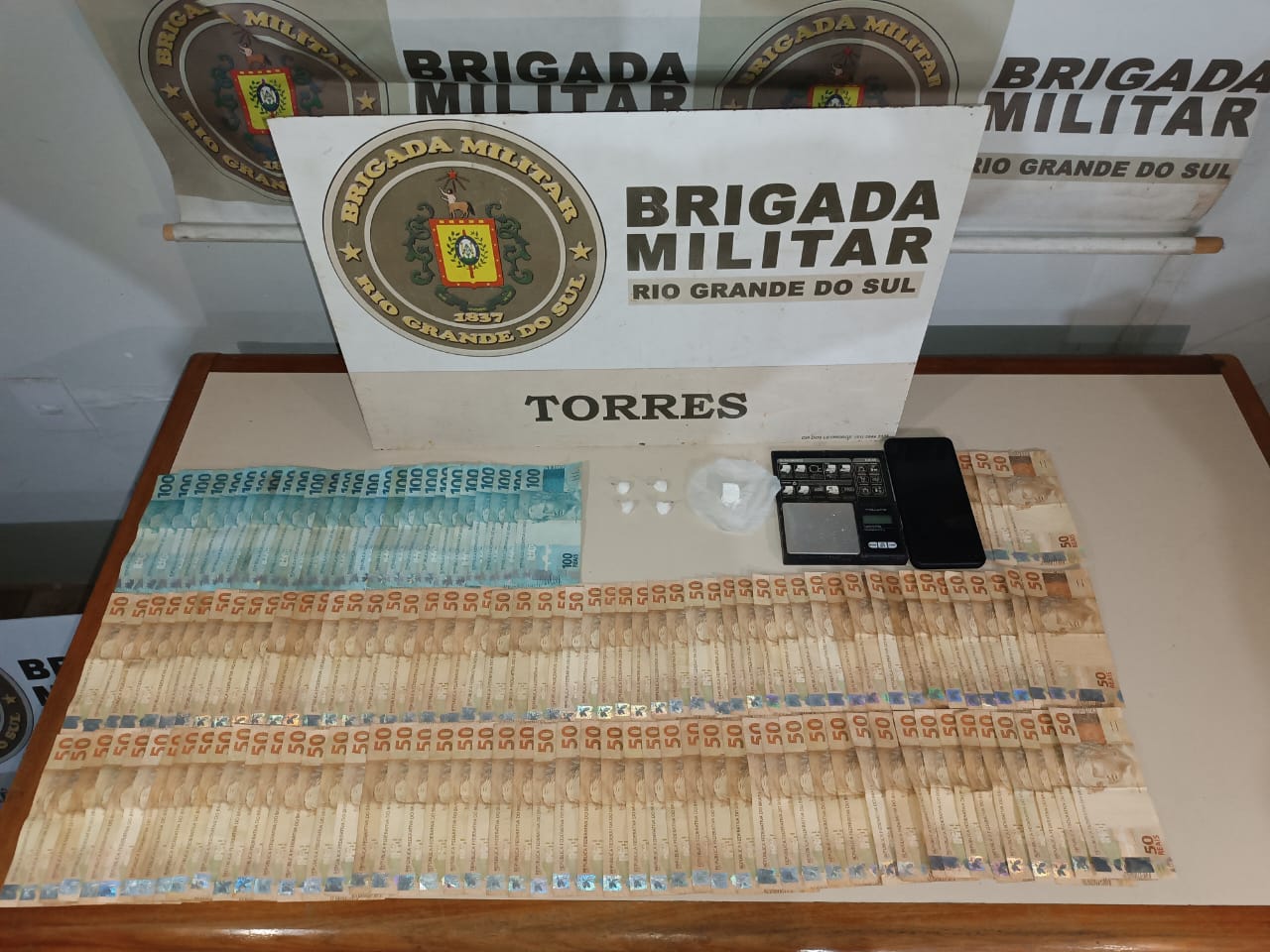 BM prende homem por tráfico de drogas e apreende quase R$ 8 mil em Torres