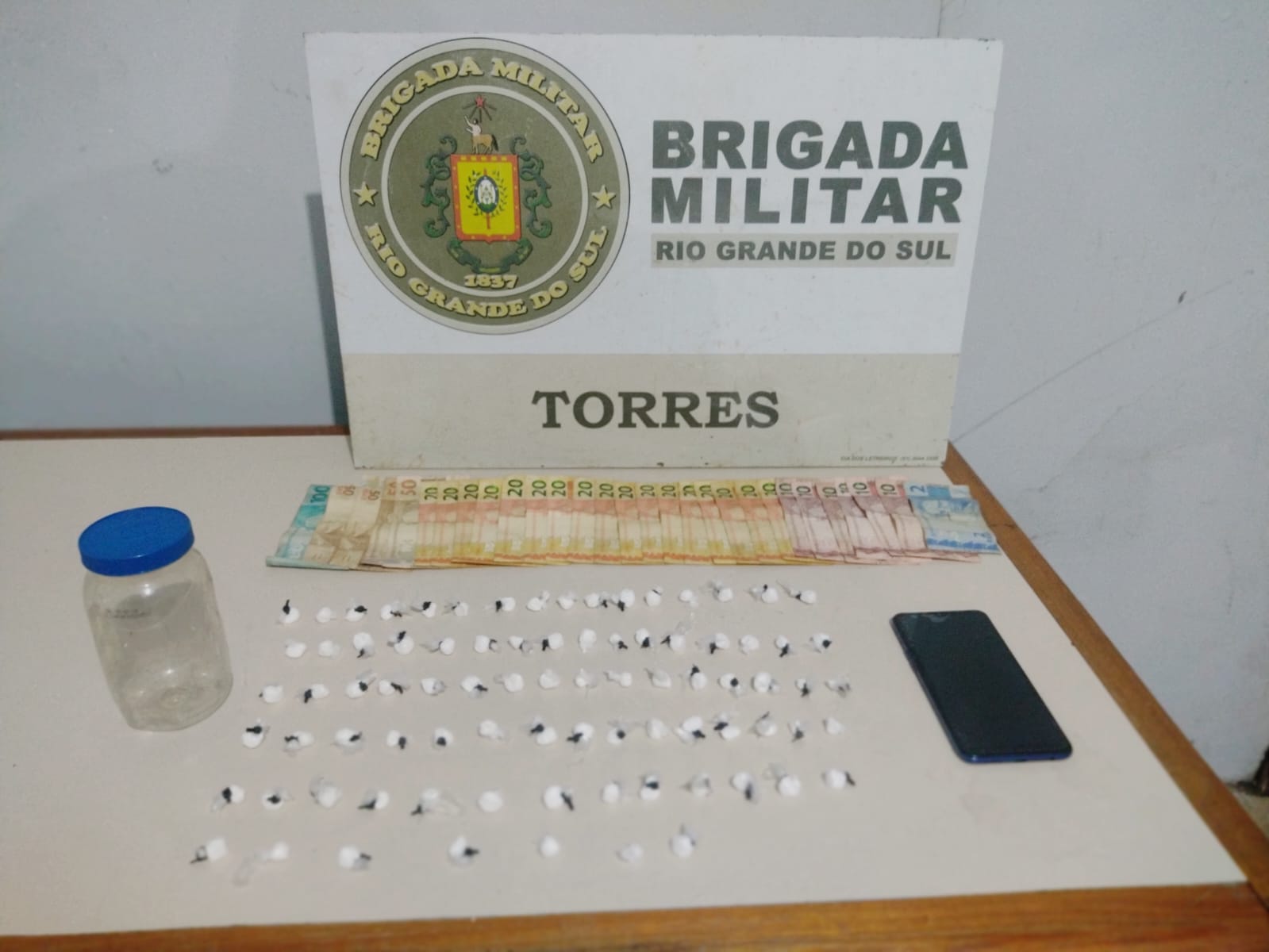 BM prende homem com 83 buchas de cocaína em Arroio do Sal 