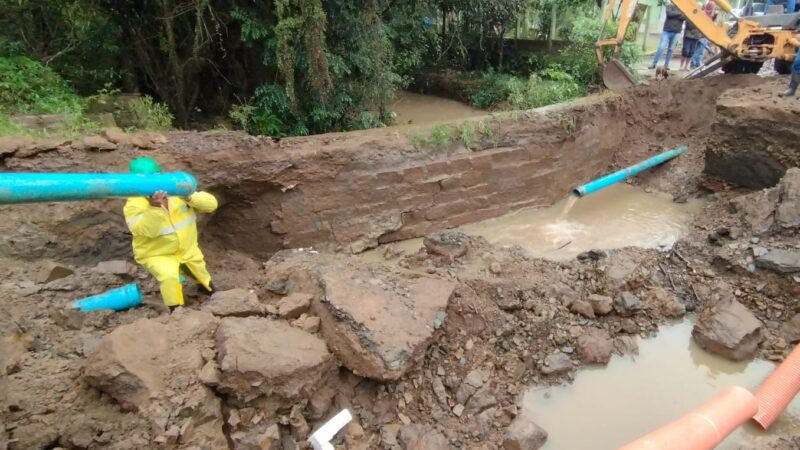 SANTO ANTÔNIO DA PATRULHA: Corsan repara rede rompida pela chuva forte e abastecimento deve ser normalizado à tarde em dois bairros