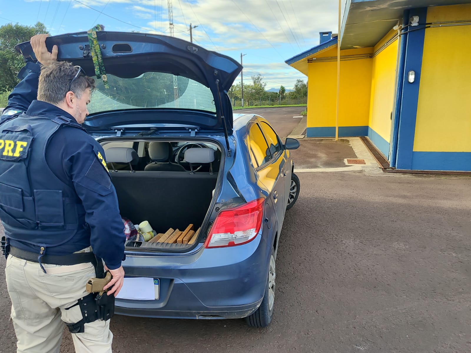 PRF prende 2 homens transportando 16 kg de maconha em Torres