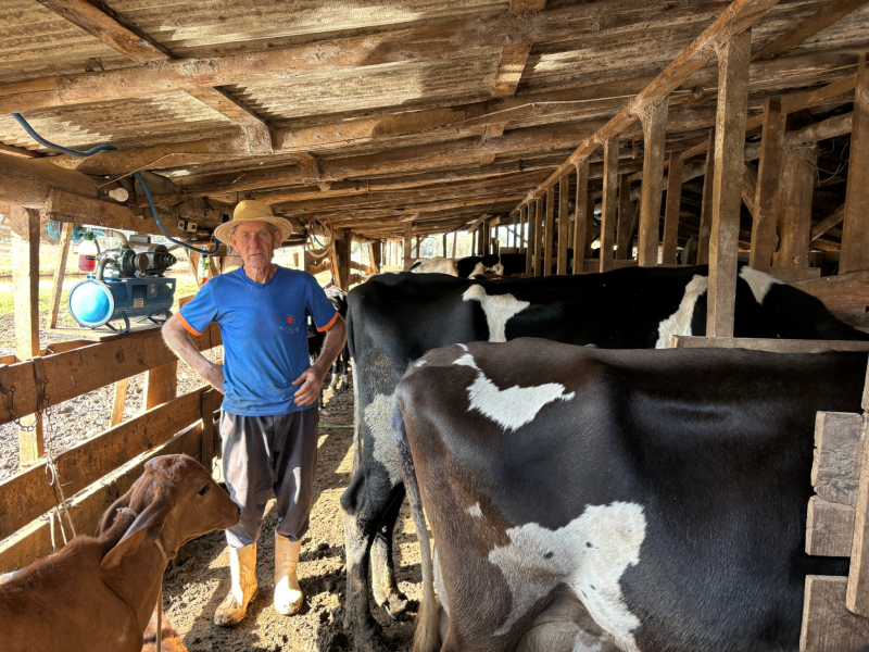 O produtor Elemario Grunewaldt recebeu alimentos para as vacas. Foto: Julia Chagas/Seapi
