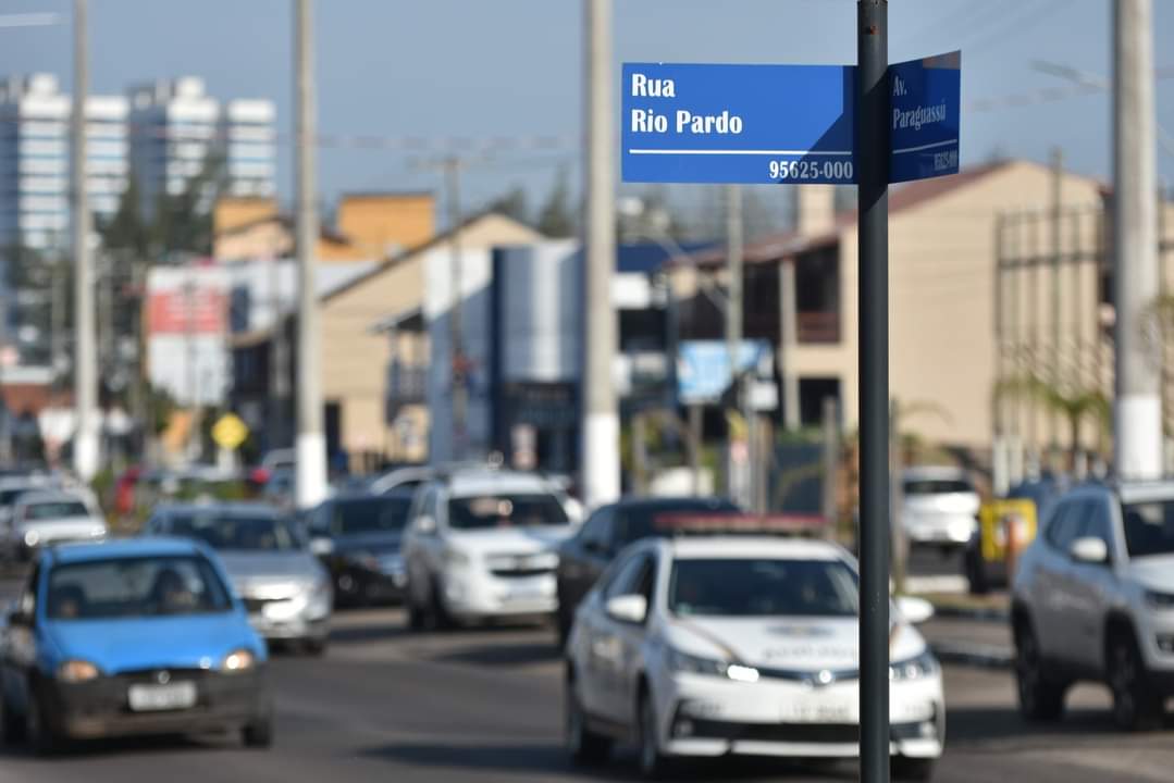 PLACAS DE IDENTIFICAÇÃO DE RUAS ESTÃO SENDO SUBSTITUÍDAS EM IMBÉ