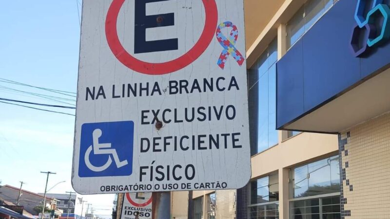 Prefeitura de Tramandaí promove a demarcação das vagas especiais com a inserção do símbolo Mundial de Conscientização do Autismo