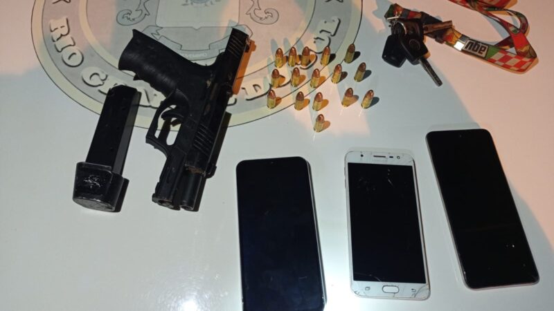 BM apreende seis adolescentes com uma pistola e cães localizam drogas em um veículo em Balneário Pinhal