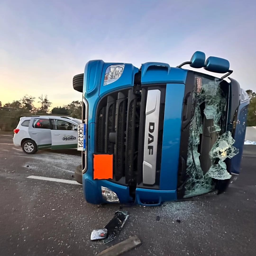 GRAVE ACIDENTE NA FREEWAY ENVOLVE VEÍCULO DA PREFEITURA DE OSÓRIO