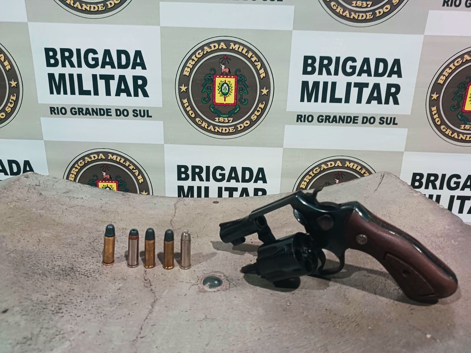 BM prende dois foragidos e apreende arma em Tramandaí