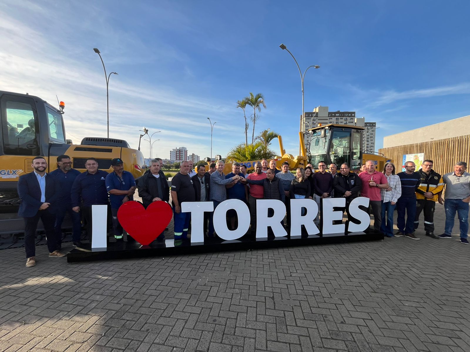 Prefeitura de Torres adquire potentes máquinas para aprimorar prestação de serviço da Secretaria Municipal de Obras