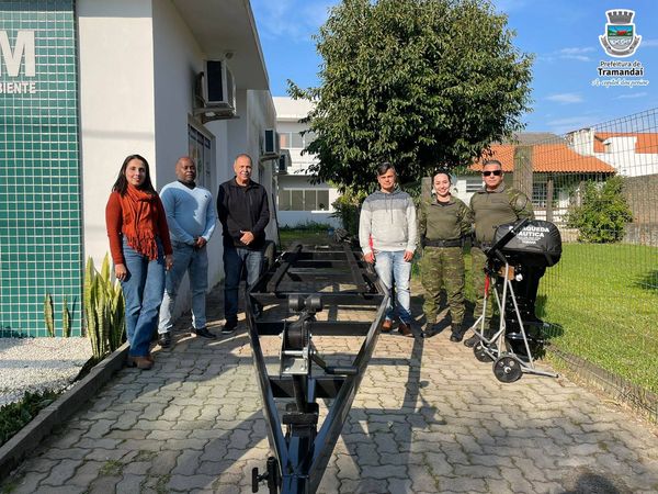 Prefeitura de Tramandaí promove entrega de reboque e motor de barco para a PATRAM