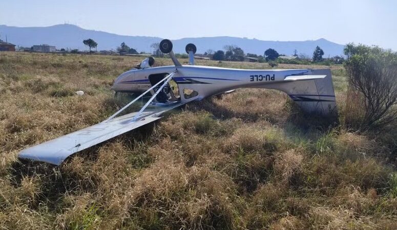 Avião vira de cabeça para baixo durante decolagem em Osório