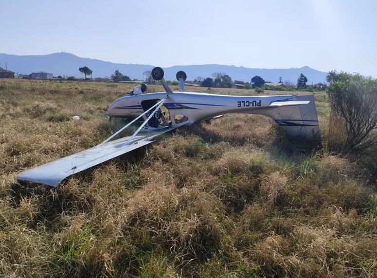 Avião vira de cabeça para baixo durante decolagem em Osório