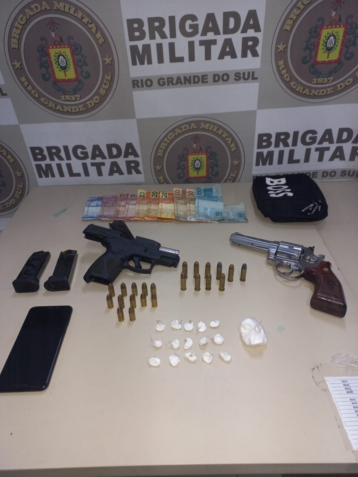 Homem é preso com armas e drogas em Tramandaí