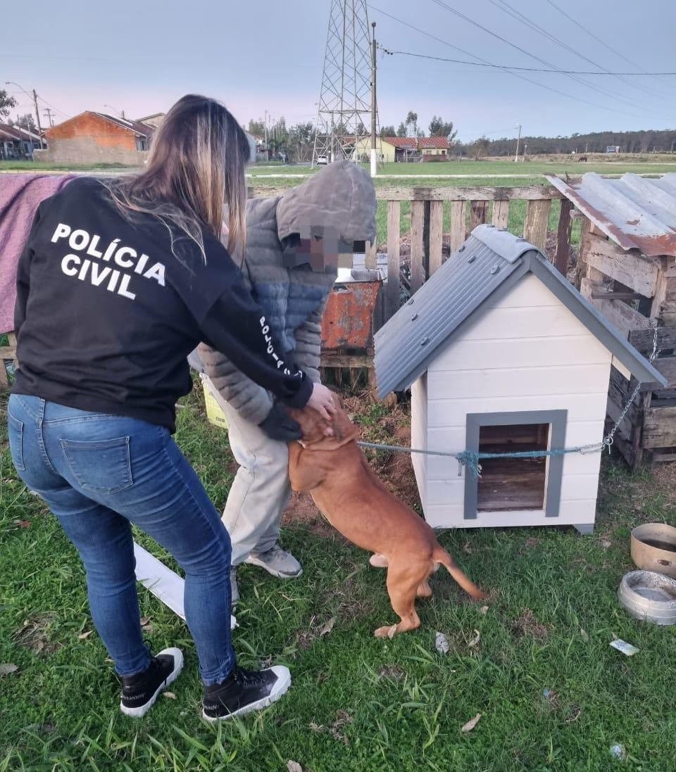 POLÍCIA CIVIL FISCALIZA LOCAIS DE MAUS TRATOS CONTRA ANIMAIS EM OSÓRIO E ENTREGA CASINHAS PARA OS CÃES