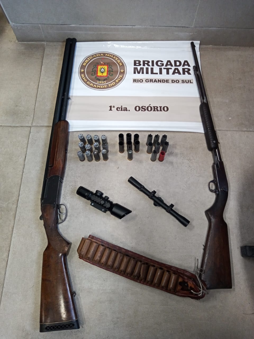 Homem foragido é preso com armas em Maquiné