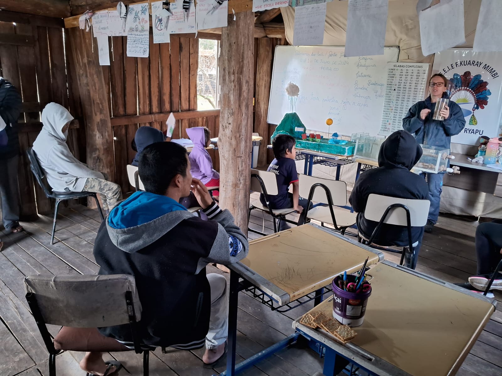 Corsan promove palestra sobre ciclo da água e doa sementes em aldeia indígena em Palmares do Sul