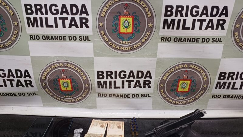 BM prende homem com drogas e arma de fogo com numeração suprimida durante Operação Cerco Fechado em Capão da Canoa