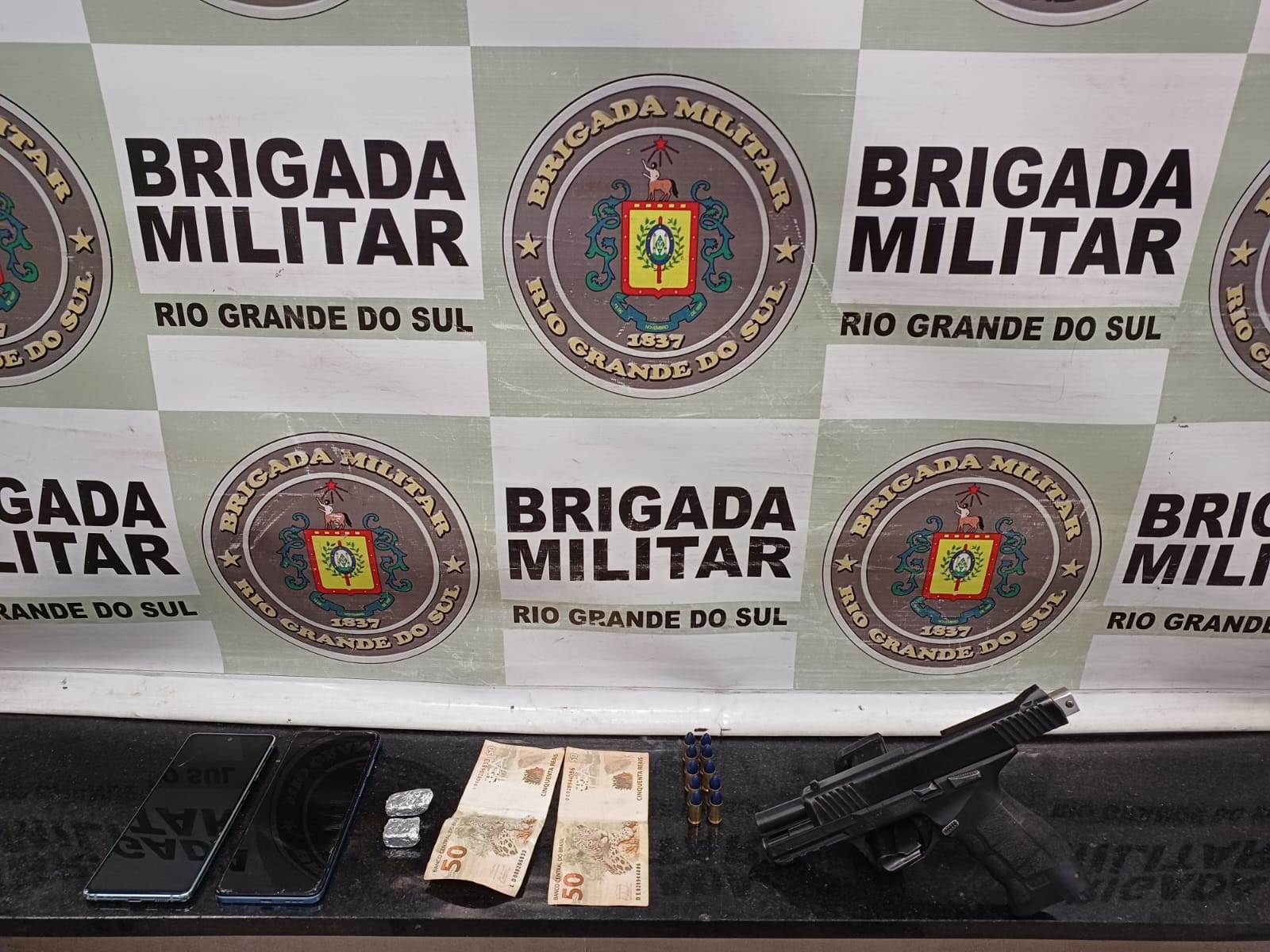 BM prende homem com drogas e arma de fogo com numeração suprimida durante Operação Cerco Fechado em Capão da Canoa