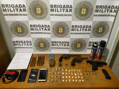 BM prende homens foragidos que ostentavam armas e vendiam drogas em Balneário Pinhal