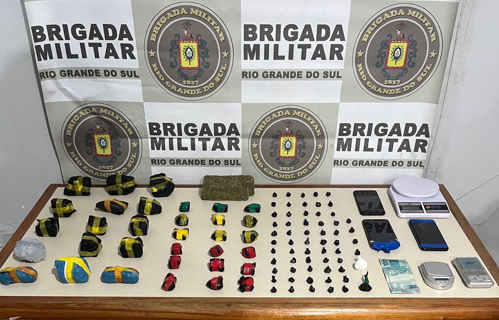 Ação rápida da Brigada Militar resulta na prisão de duas pessoas por tráfico de drogas em Torres