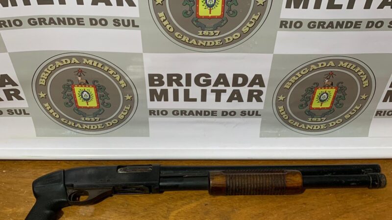 BM prende homem com espingarda após tentativa de fuga em Balneário Pinhal