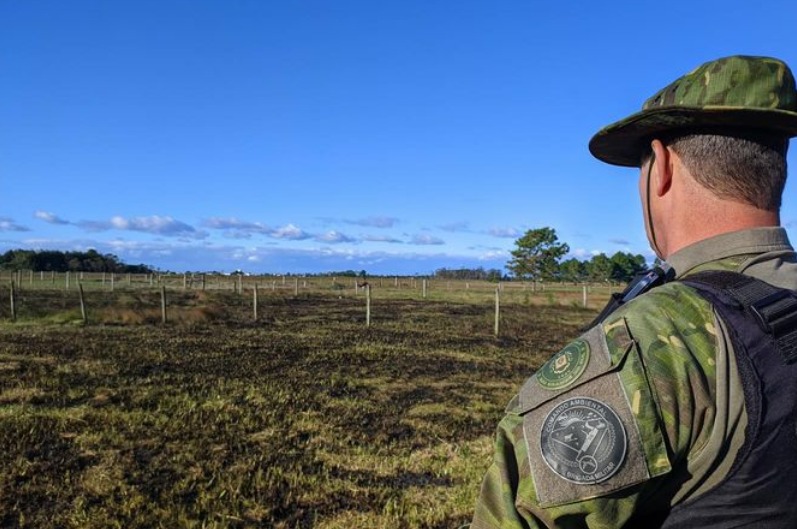 Brigada Militar prende homem em flagrante por provocar incêndio em vegetação no Litoral Norte