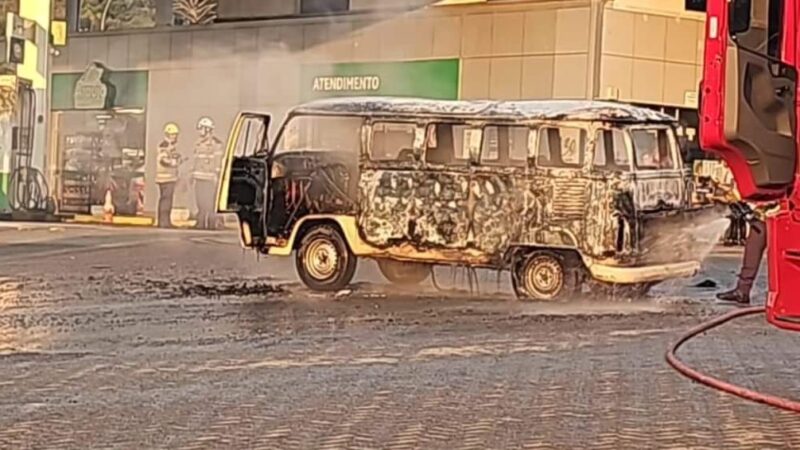 Kombi pega fogo em posto de combustível na BR-101