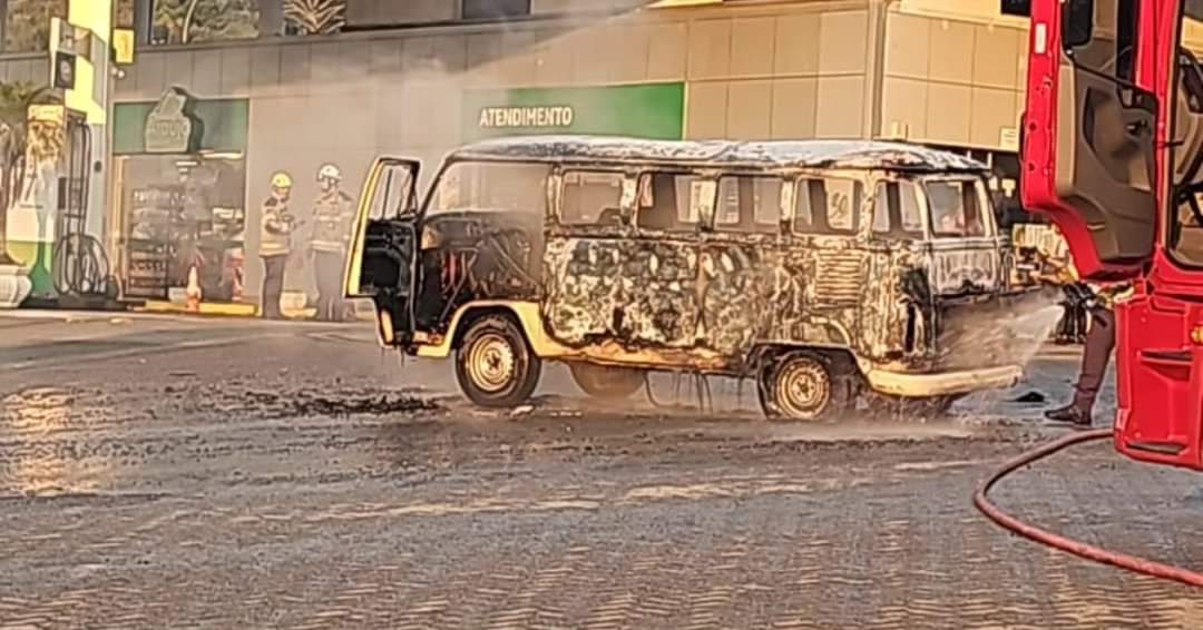 Kombi pega fogo em posto de combustível na BR-101