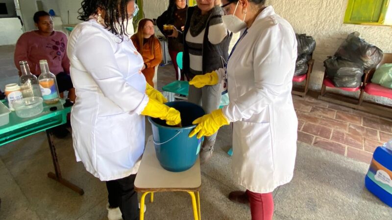 TRAMANDAÍ: Coletivo Mães da Periferia participa de oficina da Corsan que ensina reutilizar o óleo usado para confecção de sabão