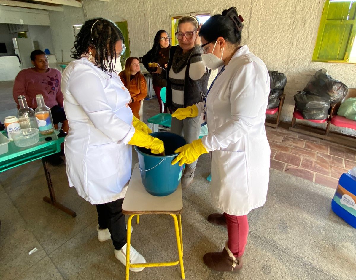 TRAMANDAÍ: Coletivo Mães da Periferia participa de oficina da Corsan que ensina reutilizar o óleo usado para confecção de sabão