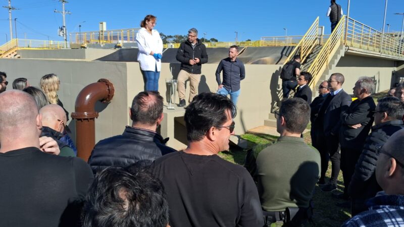 Técnicos da Corsan mostram etapas e eficiência do tratamento de esgoto em visita do Sinduscon em Capão da Canoa