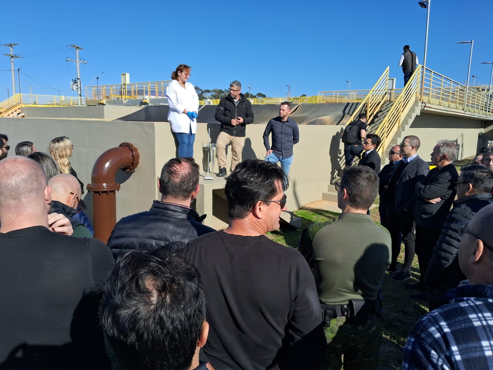 Técnicos da Corsan mostram etapas e eficiência do tratamento de esgoto em visita do Sinduscon em Capão da Canoa