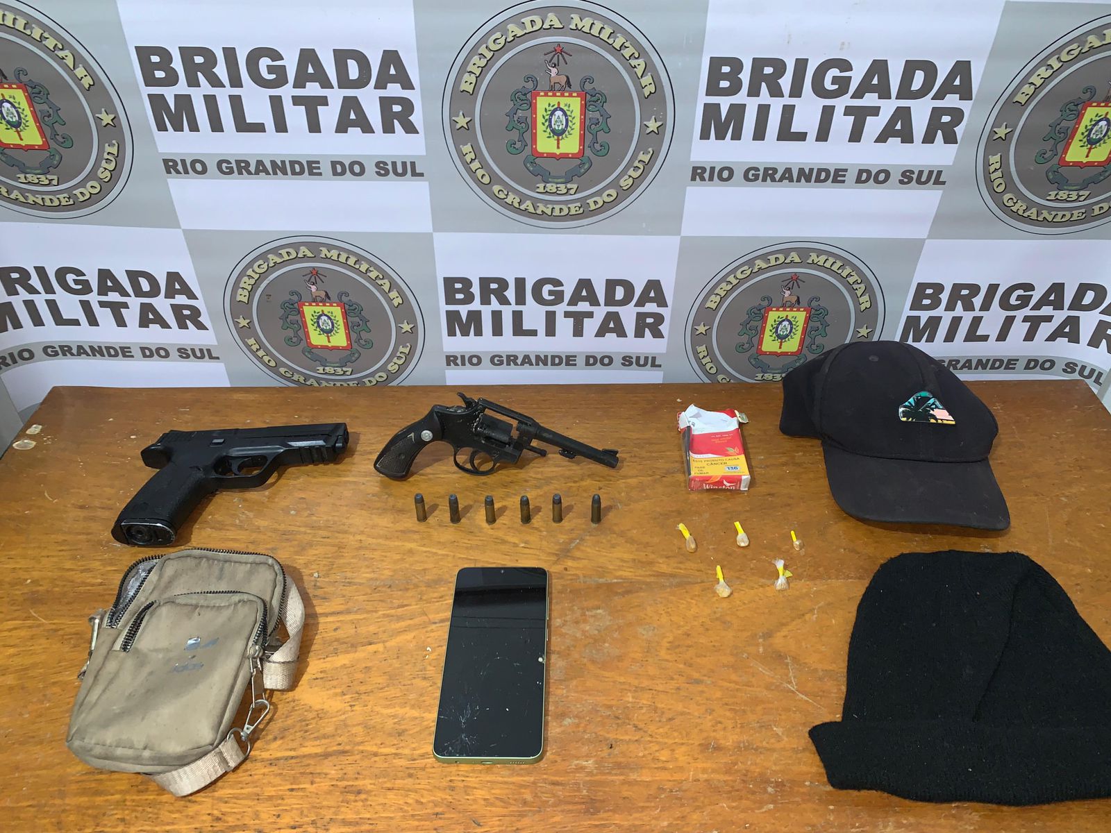 BM prende mulher com armas ostentadas em redes sociais em Cidreira