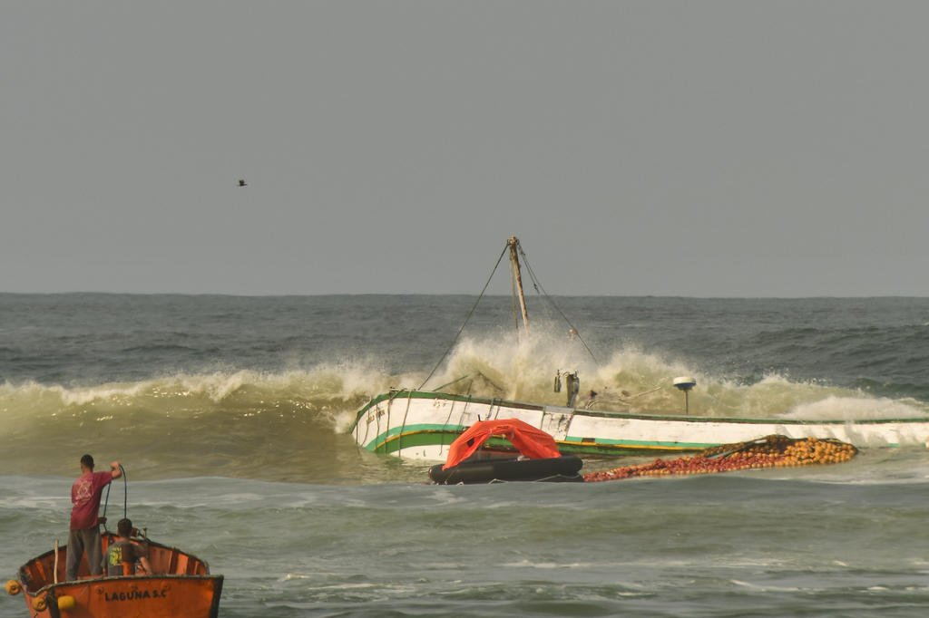 Bombeiros procuram homem que desapareceu após naufrágio de barco no Rio Mampituba