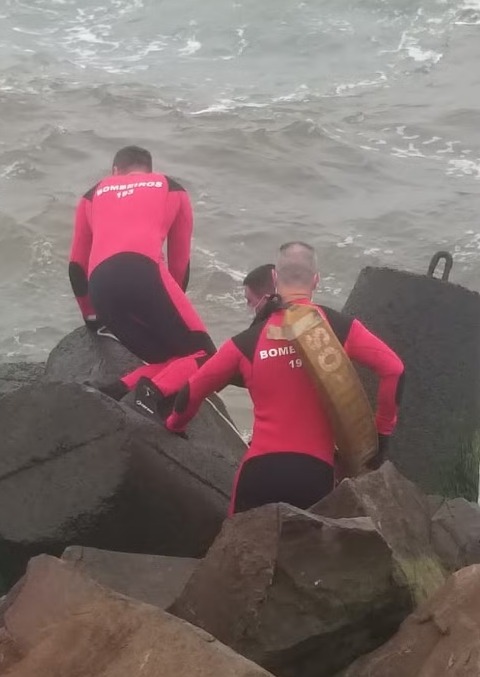 Corpo de pescador desaparecido há 8 dias após embarcação naufragar é encontrado em SC