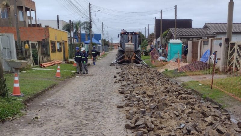 Obra de esgoto da Corsan no bairro Nova Nordeste já está com 40% das redes implantadas em Imbé