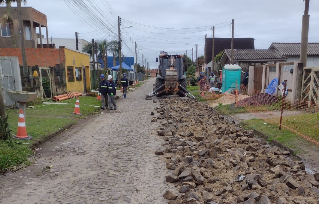 Obra de esgoto da Corsan no bairro Nova Nordeste já está com 40% das redes implantadas em Imbé