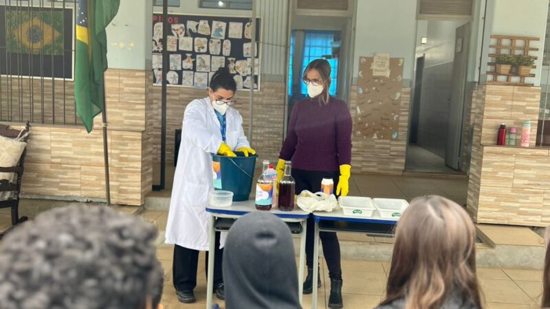 Projeto socioambiental da Corsan que ensina reciclagem de óleo de cozinha em sabão é recebido em escola de Santo Antônio da Patrulha