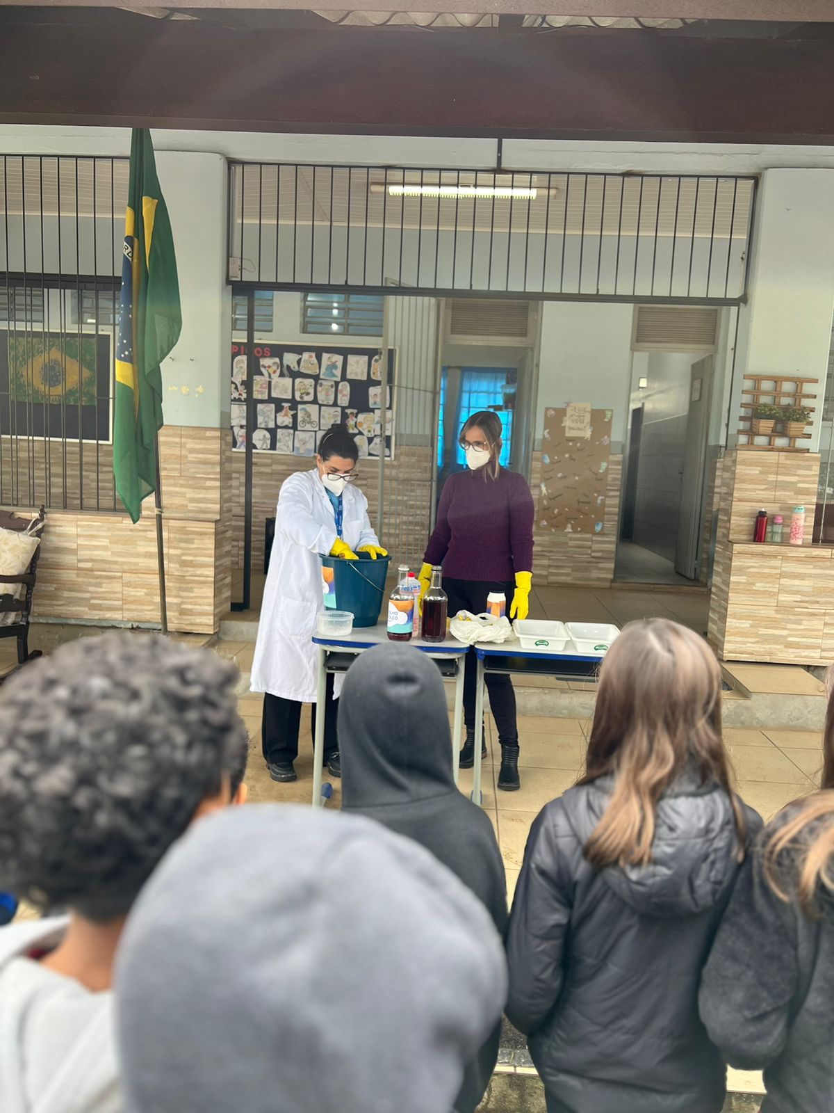 Projeto socioambiental da Corsan que ensina reciclagem de óleo de cozinha em sabão é recebido em escola de Santo Antônio da Patrulha