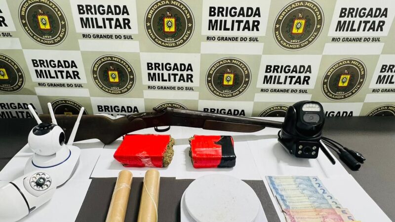 BM prende homem com revólver e mulher com espingarda e drogas em Palmares do Sul