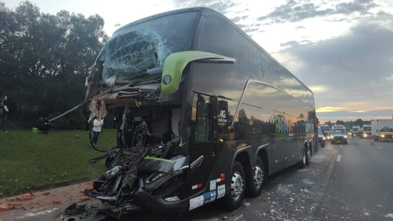 PRF atende acidente fatal na Freeway envolvendo ônibus e caminhão