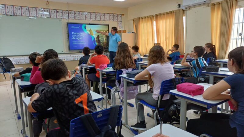 Programa de voluntariado da Corsan leva atividades de educação ambiental a escolas de Capão da Canoa