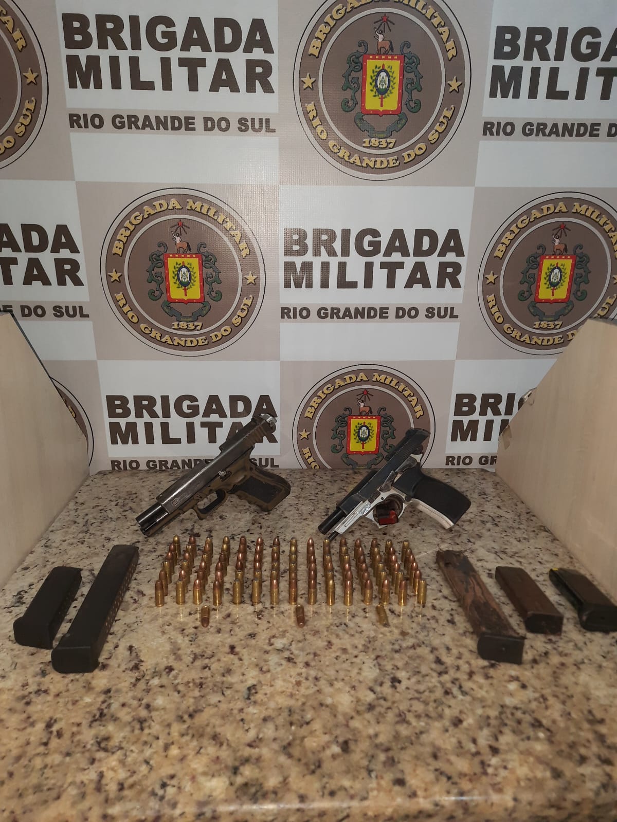 BM prende mulher com duas pistolas e 93 munições em Santo Antônio da Patrulha