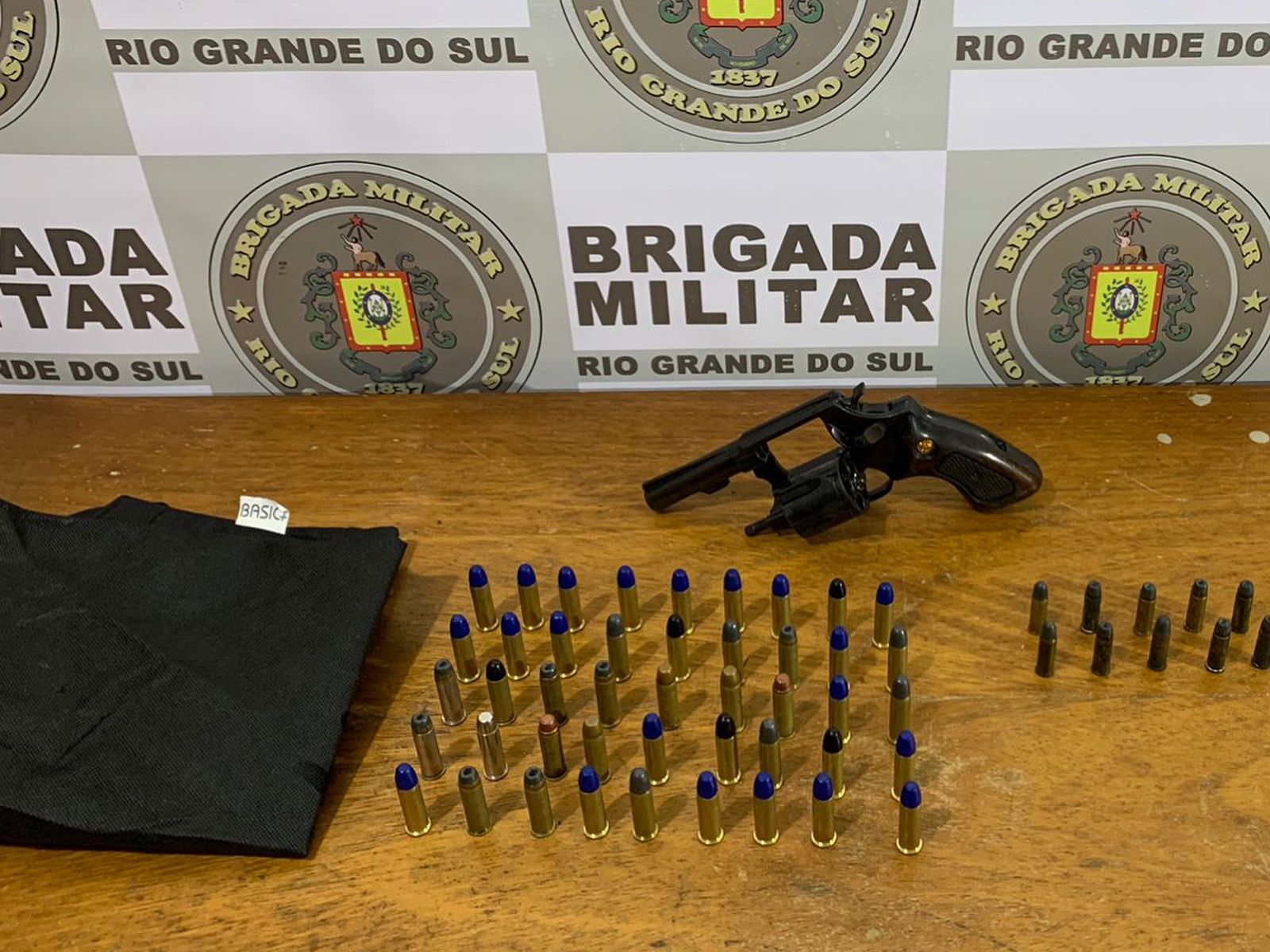 Homem é preso por porte ilegal de arma de fogo e adulteração de sinal identificador em veículo no Litoral Norte