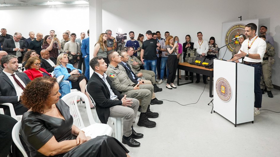 Leite entrega primeiro lote de câmeras corporais para Brigada Militar da capital