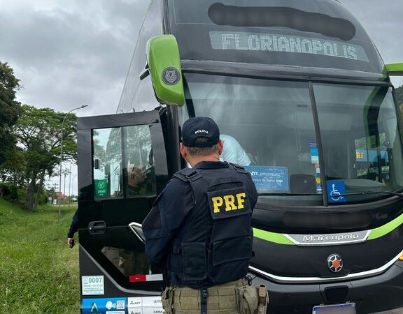 PRF retém dois ônibus sem condutores habilitados para transporte coletivo em Osório