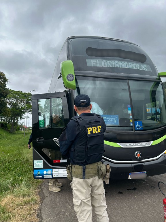 PRF retém dois ônibus sem condutores habilitados para transporte coletivo em Osório